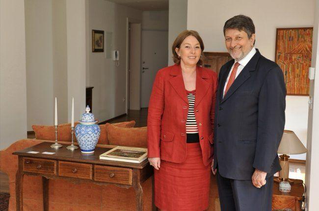 A embaixadora Débora Barenboim-Salej posa para foto ao lado de seu esposo, Stefan Salej, em Liubliana, Eslovênia.